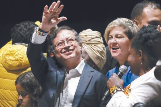 지난 19일 콜롬비아 대선 결선 투표에서 승리한 구스타보 페트로 후보가 지지자들에게 손을 들어 인사하고 있다. [EPA=연합뉴스]