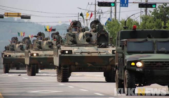 육군 제8기동사단 코뿔소대대 K21보병전투차량이 지난 22일 6.25전쟁 주년 상기 실 장비 기동훈련 간 도로위를 달리고있다.(사진=육군8기동사단 제공)
