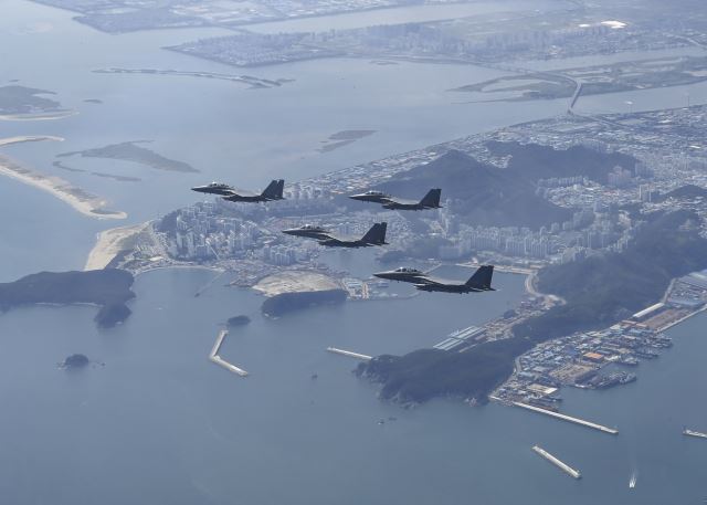한·미 연합 초계비행에 나선 공군 F-15K 전투기 편대가 지난 21일 부산 다대포항 상공을 비행하고 있다. 공군 제공