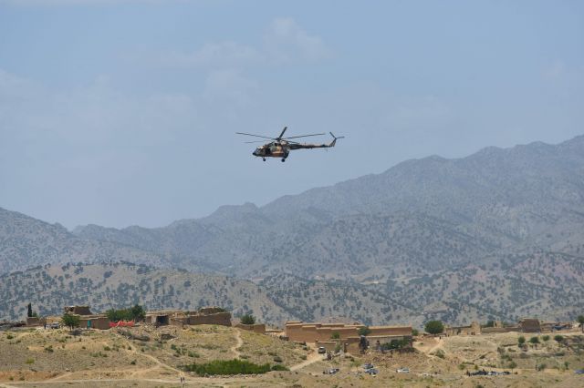 탈레반 군용 헬리콥터가 23일(현지시간) 아프가니스탄 파크티카주 버말 상공을 이동하며 실종자를 수색하고 있다. AFP연합뉴스