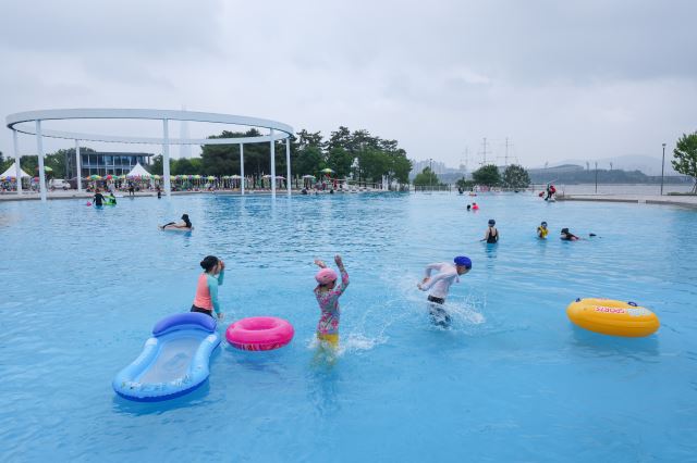 서울 광진구 뚝섬 한강공원 수영장에서 24일 시민들이 물놀이를 하고 있다. 연합뉴스