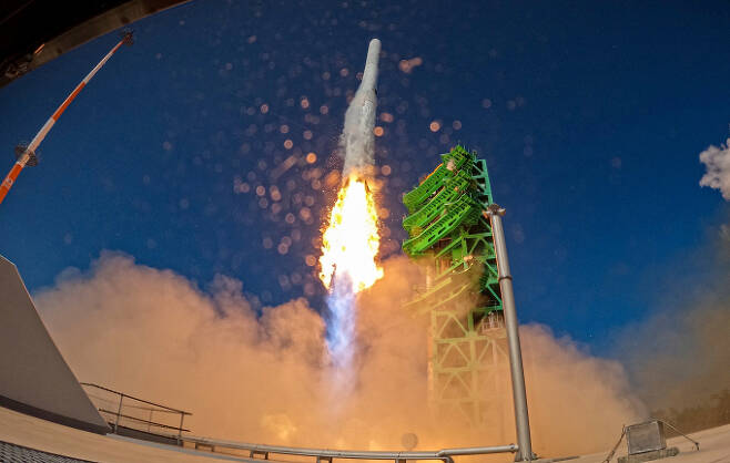한국형 최초 우주발사체 '누리호'(KSLV-Ⅱ)'가 지난 21일 발사에 성공하면서 한국이 ICBM 기술을 확보했다는 평가가 나온다. 사진은 누리호가 이날 전남 고흥군 나로우주센터에서 발사되고 있는 모습. /사진=뉴스1