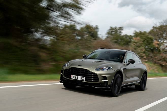 애스턴마틴 최강 라인업이 영국 굿우드 페스티벌에 참가했다. 사진은 DBX707. /사진=애스턴마틴