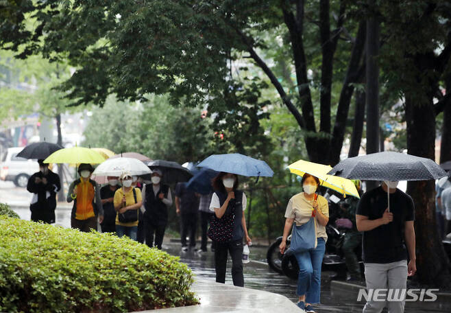 [서울=뉴시스] 김진아 기자 = 전국에서 장마가 본격적으로 시작된 지난 23일 서울 중구 시내에서 시민들이 우산을 쓰고 걸어가고 있다. 2022.06.23. bluesoda@newsis.com