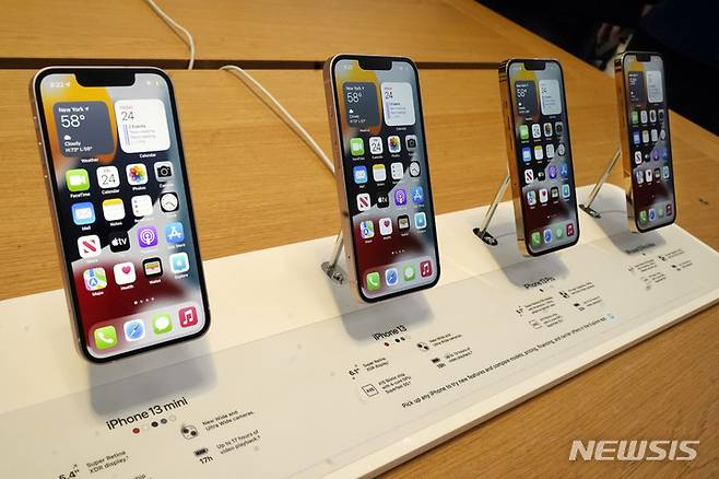 [뉴욕=AP/뉴시스] 애플 아이폰 13의 라인업이 뉴욕 첫 판매 날 전시돼있다. 2021.9.24. *재판매 및 DB 금지