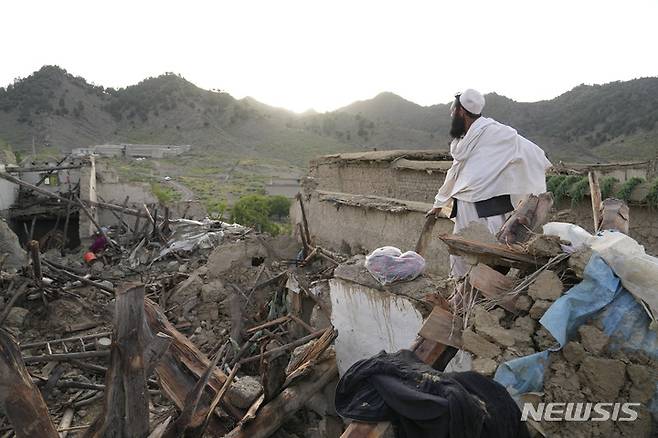 [가얀=AP/뉴시스] 23일(현지시간) 아프가니스탄 팍티카주 가얀 마을에서 한 주민이 지진으로 파괴된 가옥을 살펴보고 있다. 2022.06.24.