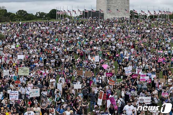 지난 5월 미국 연방대법원이 낙태권을 보장한 기존 판결을 파기할 것이라는 관측이 나오자 워싱턴 기념탑 주변에서 낙태권 폐지 반대하는 시위대가 집회를 하고 있다. © AFP=뉴스1 © News1 우동명 기자