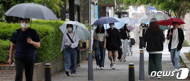 전북 전주시 전북대학교에서 우산을 쓴 학생들이 교정을 걷고 있다. /뉴스1 © News1 유경석 기자