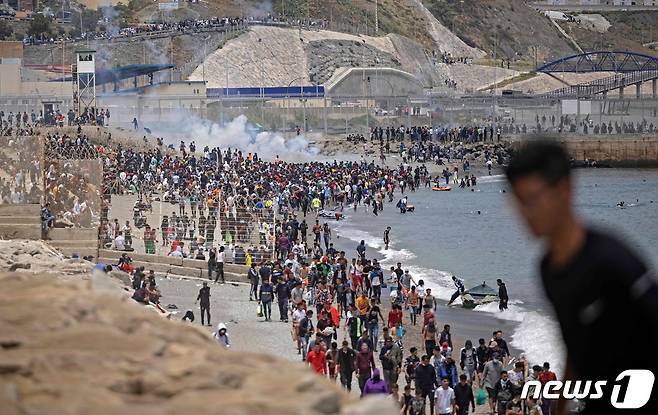 북아프리카 스페인령 세우타에 지난해 5월 아프리카 이민자 수천 명이 몰려든 모습. © AFP=뉴스1