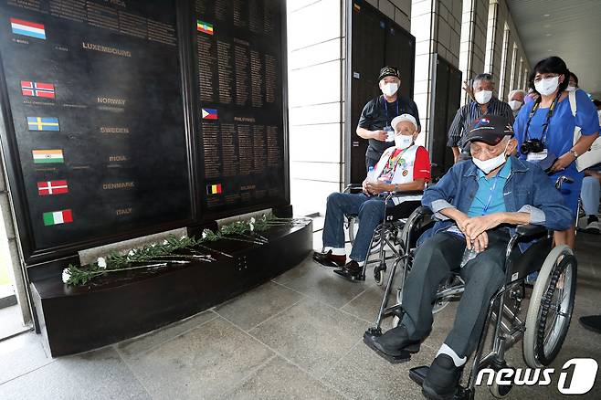 6·25 전쟁 제72주년을 맞은 25일 서울 용산구 전쟁기념관을 찾은 유엔(UN)군 참전용사들이 참전용사비를 바라보며 생각에 잠겨 있다. 2022.6.25/뉴스1 © News1 민경석 기자