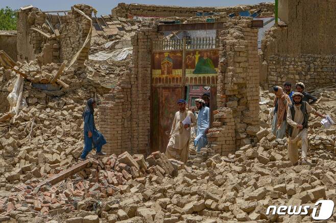 23일 (현지시간) 지진이 강타한 아프가니스탄 팍티카에서 구조대원이 피해 상황을 살펴 보고 있다. © AFP=뉴스1 © News1 우동명 기자