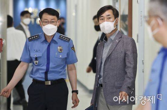 하태경 국민의힘 해수부 공무원 피격사건 진상조사TF 단장이 22일 인천 연수구 해양경찰청을 방문, 정봉훈 청장과 인사를 나누고 있다. 하 단장은 지난 2020년 북한군에 의해 피격된 서해 공무원 사건의 진상 규명을 위한 현장 검증을 위해 해양경찰청을 방문했다./국회사진기자단