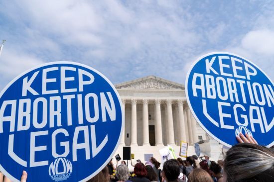 지난달 3일(현지시간) 미국 워싱턴 DC 연방대법원 청사 앞에서 시위대가 '낙태를 합법화하라'고 적힌 팻말을 들고 있다. 사진=AP, 연합뉴스