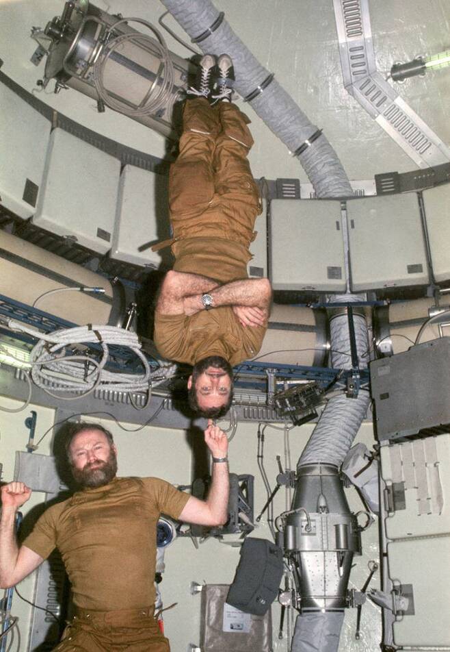 1973년 미국이 개발한 우주정거장 스카이랩에서 활동 중인 우주인들의 모습. NASA