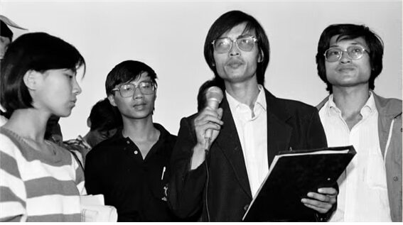 <1989년 톈안먼 민주화 운동의 학생대표들: 왼쪽부터 차이링, 왕단, 펑총더, 리루(李錄, 1966- ). 사진/ Reuters>