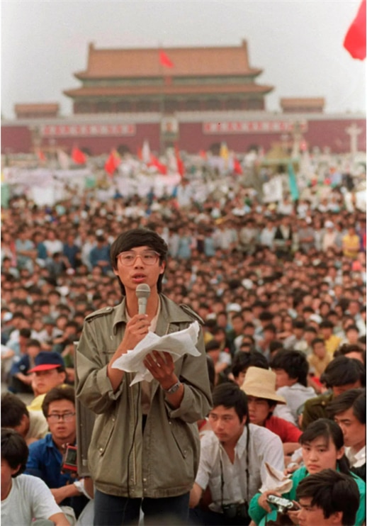 <1989년 5월 27일 톈안먼 광장에서 연설하는 왕단의 모습. 사진/Mark Avery/Associated Press>