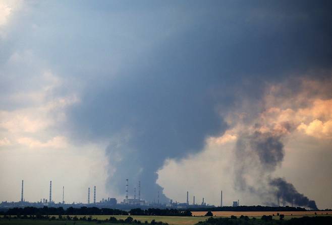 23일(현지시간) 우크라이나 동부 리시찬스크 외곽의 정유공장 상공 위로 연기가 솟구치고 있다.