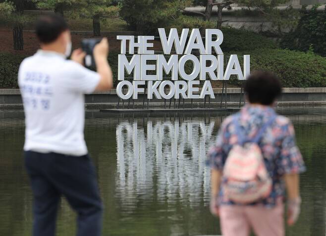 6·25 전쟁 72주년인 25일 서울 용산구 전쟁기념관을 찾은 시민들이 사진을 찍고 있다. /연합뉴스