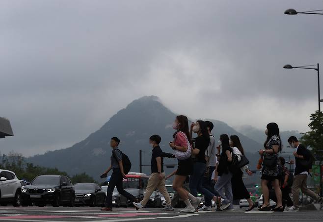서울에 내리던 장맛비가 그친 24일 오전 광화문네거리에 먹구름이 껴 있다. 기상청은 주말 동안에는 날이 다시 더워졌다가 다음 주 화요일 중부 지방에 또다시 장맛비가 내릴 것으로 예보했다. /뉴스1