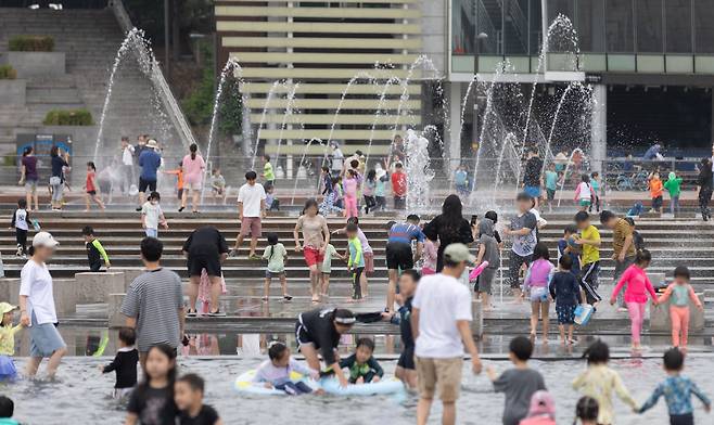 시민들의 휴일 나들이도 신종 코로나 바이러스 감염증(코로나19) 이전으로 돌아갔다. 사진은 19일 서울 여의도 물빛광장을 찾은 시민들. /뉴스1