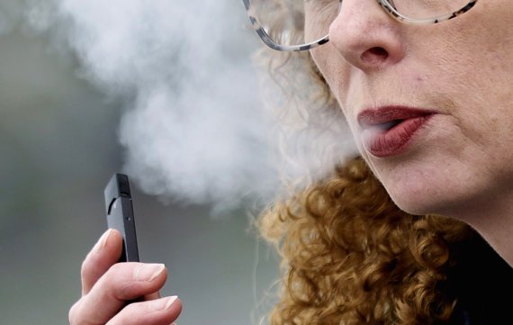 미국 항소법원이 24일(현지시간) 미 식품의약청(FDA)의 쥴 전자담배 판매금지 조처를 일시적으로 중단시켰다. 2019년 4월 16일 워싱턴부 밴쿠버에서 한 여성이 USB 형태의 줄 전자담배를 피우고 있다. AP뉴시스