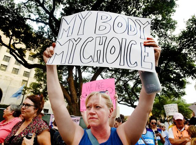 24일 미국 연방대법원의 판결에 항의하는 한 여성이 '내 몸은 나의 선택'이라고 적힌 팻말을 들고 있다. 로스앤젤레스=AP 연합뉴스