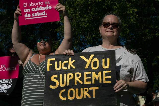 24일 임신중지(낙태)권을 폐기한 미국 연방대법원의 판결에 항의하는 시민들이 오리건주 포틀랜드에서 시위를 벌이고 있다. 포틀랜드=AFP 연합뉴스