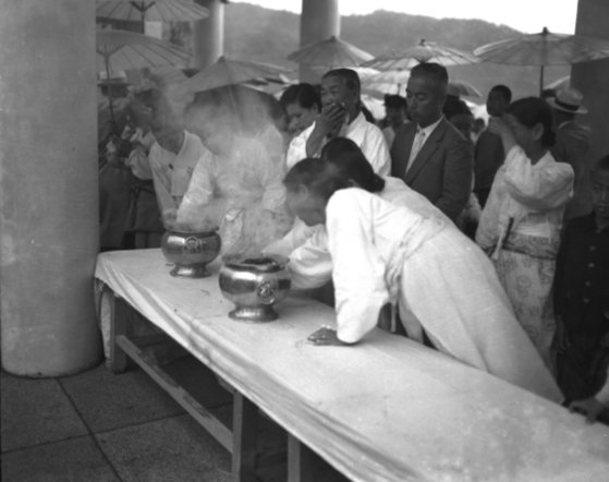 1959년 '제4회 현충일 기념식'에 초청된 6.25 전사자 유족들이 분향하면서 오열하고 있다. 사진 서울기록원