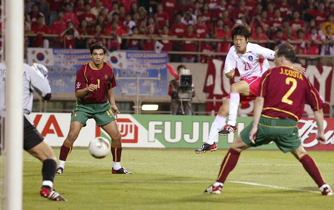 한국축구대표팀 박지성(가운데)이 2002년 6월14일 인천에서 열린 한일월드컵 조별리그 포르투갈전에서 왼발슛으로 결승골을 뽑아내고 있다. [로이터=연합뉴스]
