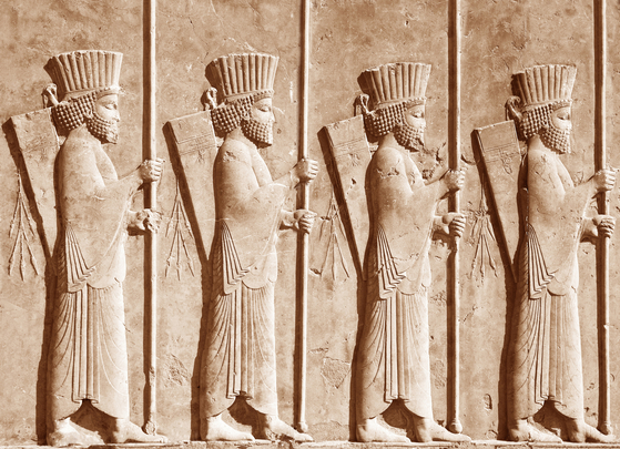 화살통과 창을 지닌 페르시아 병사들 모습이 새겨져 있는 다리우스 궁전의 부조. [사진 휴머니스트]