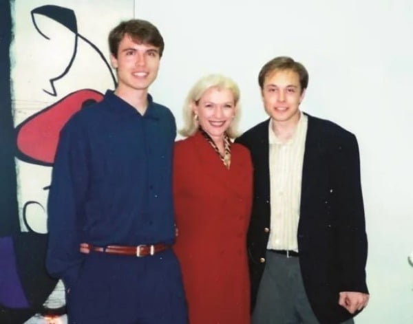 1996년은 머스크 형제가 인터넷 기업 '집2'를 창업하고 한창 일에 빠져살던 시기였다. 메이는 캐나다를 떠나 아이들이 있는 미국으로 오게 된다. 왼쪽부터 킴벌, 메이, 일론 머스크.