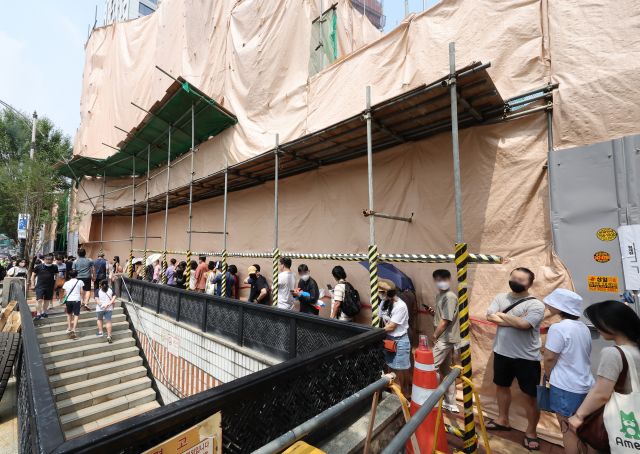 '을지면옥' 영업 종료일인 25일 손님들이 서울지하철 을지로3가역 인근부터 줄을 서 입장을 기다리고 있다. 연합뉴스