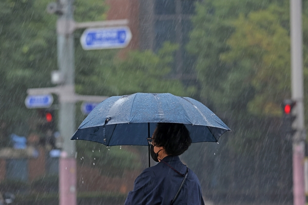 25일에는 전국적으로 구름이 많이 끼며 일부지역에선 소나기가 내릴 전망이다. 사진은 지난 23일 서울 종로1가 사거리에서 우산을 쓰고 있는 시민. /사진=뉴스1