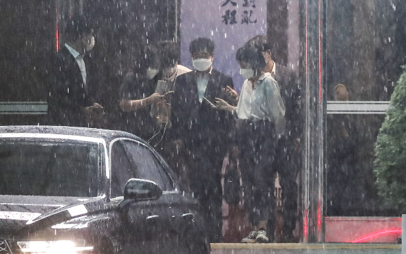 김창룡 경찰청장이 23일 오후 서울 서대문구 경찰청에서 퇴근하며 취재진의 질문을 받고 있다. /사진=뉴시스