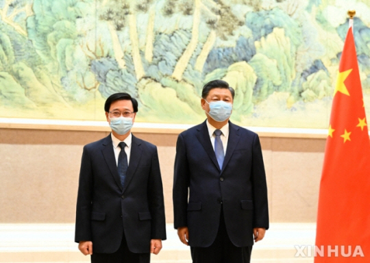 시진핑(오른쪽) 중국 국가주석이 지난달 30일 베이징에서 존 리 홍콩 행정장관 당선인을 만나 기념 촬영을 하고 있다. 신화연합뉴스