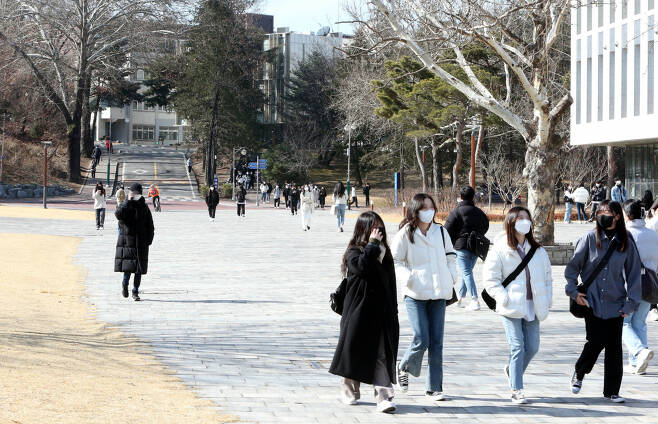 올 3월 대면수업 방식으로 개강한 충북대의 캠퍼스를 이 대학 학생들이 걷고 있다. [연합]