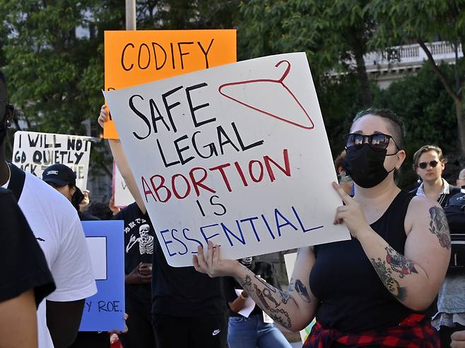 낙태 옹호론자가 미국 LA 퍼싱 스퀘어 공원에서 시위에 참가하고 있다.[연합=UPI]