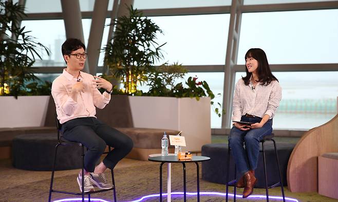지난 23일 인천공항 제1여객터미널에서 소설가 김영하와 뮤지션 요조가 참석자들과 이야기를 나누고 있다.
