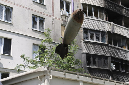 우크라이나 하르키우의 한 아파트 건물에 박힌 러시아제 FAB500 불발 고폭탄을 국가비상대응청 요원들이 빼내고 있다.(사진=EPA/연합뉴스)