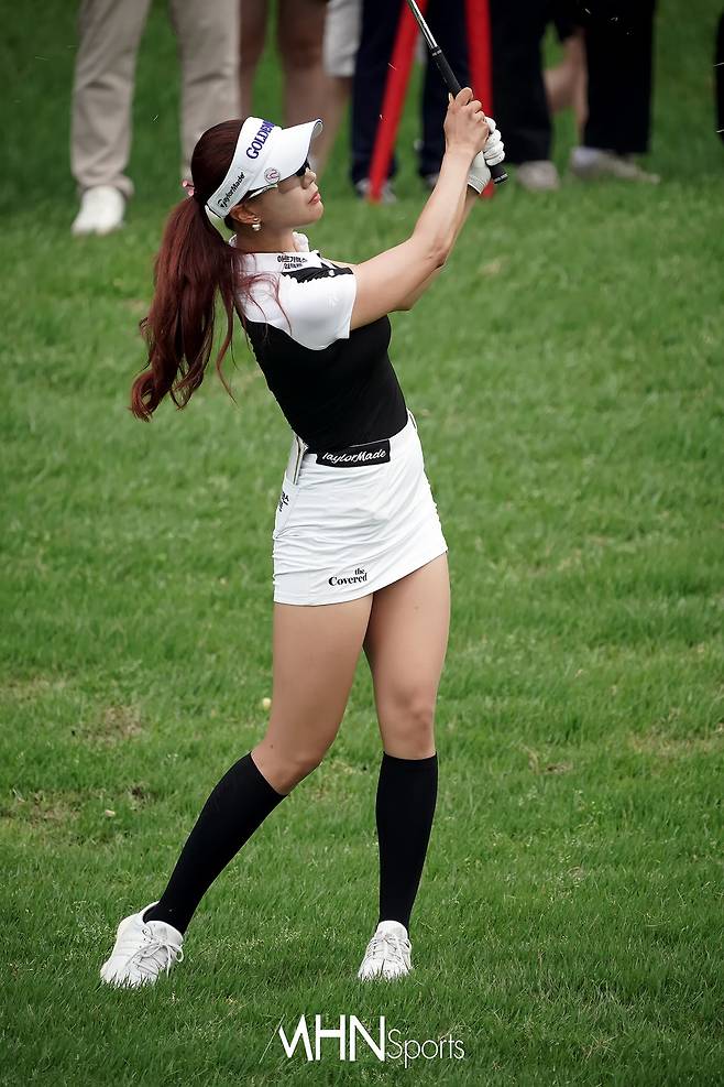 유현주가 우아한 모습으로 1번홀 서드샷을 날리고 있다. ⓒMHN스포츠 박태성 기자