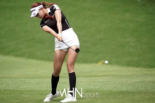 유현주가 1번홀 우월한 피지컬을 돋보이며 세컨드샷을 날리고 있다. ⓒMHN스포츠 박태성 기자