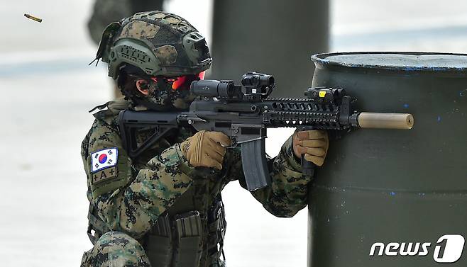 워리어 플랫폼 착용 장병의 사격훈련. 2019.6.20/뉴스1 © News1 정진욱 기자