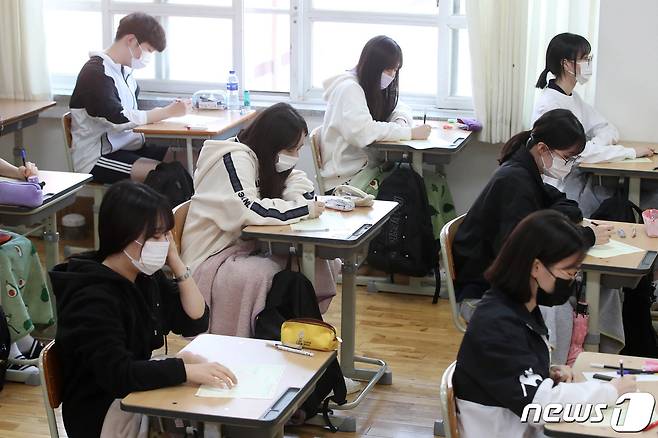 2023학년도 대학수학능력시험 6월 모의평가를 치르는 고3 학생들. /뉴스1 © News1 공정식 기자