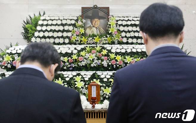 민족사관고등학교를 설립한 최명재(95) 이사장이 26일 오전 노환으로 별세했다. 고인은 파스퇴르 유업을 창립해 기업인으로 성공 신화를 이룬 뒤 민족 지도자를 키우겠다며 거침없는 추진력으로 민사고를 설립했다. 고교평준화 흐름 속 한국 사회에 경종을 울린 시대의 반항아이자 기인으로 평가받는다. 사진은 이날 서울아산병원 장례식장에 마련된 최명재 이사장의 빈소. 2022.6.26/뉴스1 © News1 김진환 기자