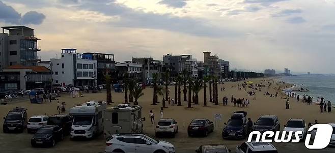 6월 마지막 휴일인 26일 오후 강릉지역 대표 관광지인 강릉 커피거리에 가족·연인 단위 관광객들의 발길이 이어졌다.(강릉시 유튜브 캡쳐)2022.6.26/뉴스1