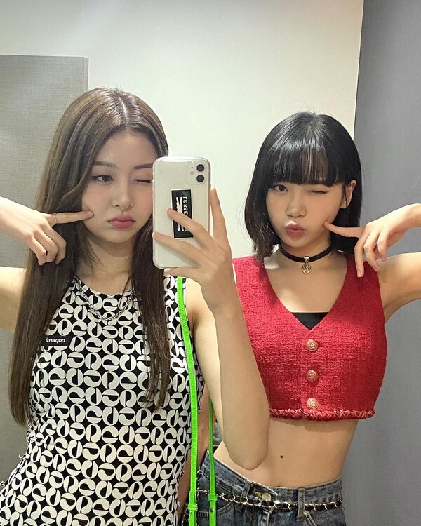 Group LE SSERAFIM Kim Chaewon showed off his cute charm with Huh Yoon-jin.Kim Chaewon posted several mirror selfies on his Instagram on the 26th without any notice.Kim Chaewon in the photo wore a chic look in a red crop best and jeans with a hairpin on his head.He showed a cute look with a lip-expressing expression. He showed a lovely charm with a pose that pierces the ball with his fingers with Huh Yoon-jin.On the other hand, LE SSERAFIM, which Kim Chaewon and Huh Yoon-jin belong to, met with 500,000 fans around the world by opening live live broadcast Blue Room Live on Twitter.