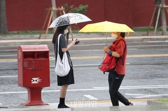 시민들이 우산을 들고 있다.ⓒ데일리안DB