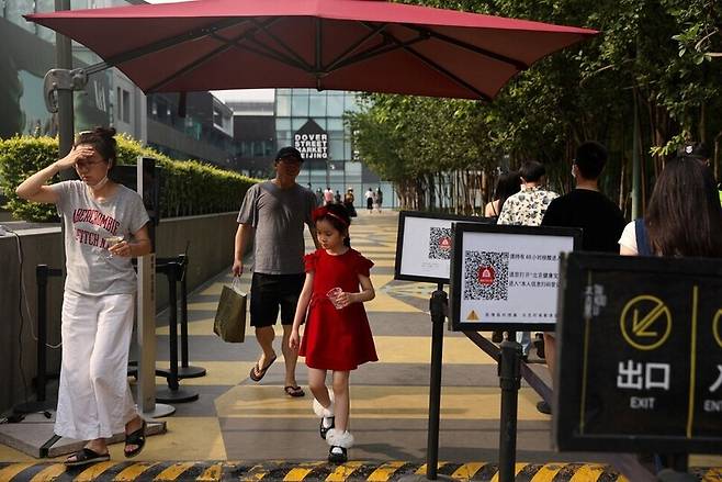 지난 3일 중국에선 건강코드를 체크해야 쇼핑 센터를 출입할 수 있다. REUTERS