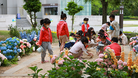 경주엑스포대공원을 방문한 어린이들이 꽃밭놀이터에서 모래놀이를 하고 있다. [사진=경주엑스포대공원]