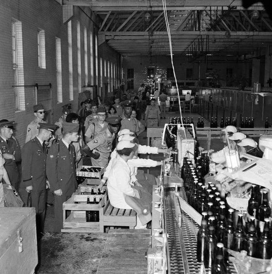 1967년 국내산업 시찰 차원으로 맥주공장을 방문한 주한유엔군 모습. [연합뉴스]
